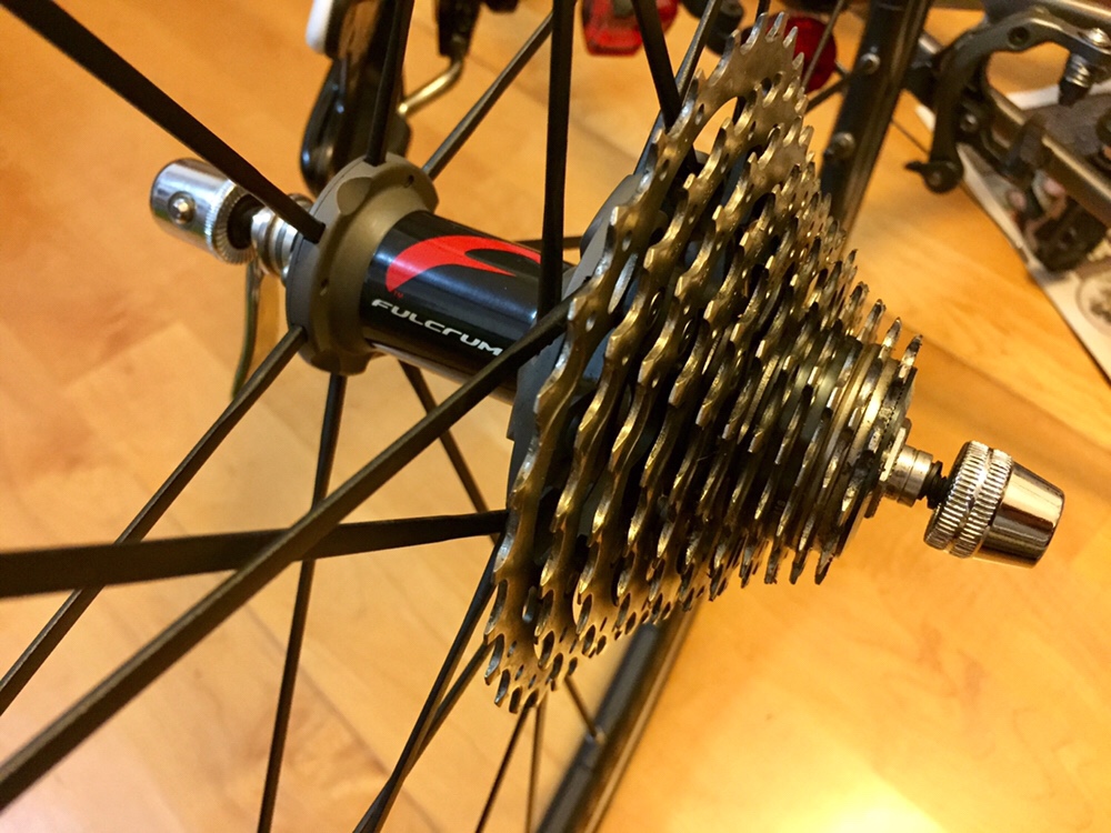 Replace the original rear wheel skewer with the trainer supplied skewer 換上隨訓練台附上的後輪收拆
