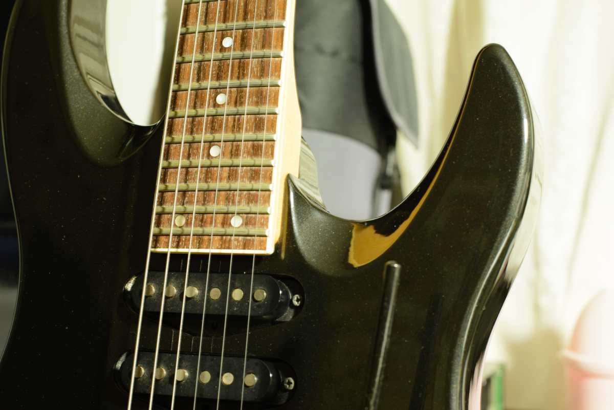 Yamaha RGX612S - Extra deep scalloped cutaways for fast upper frets access