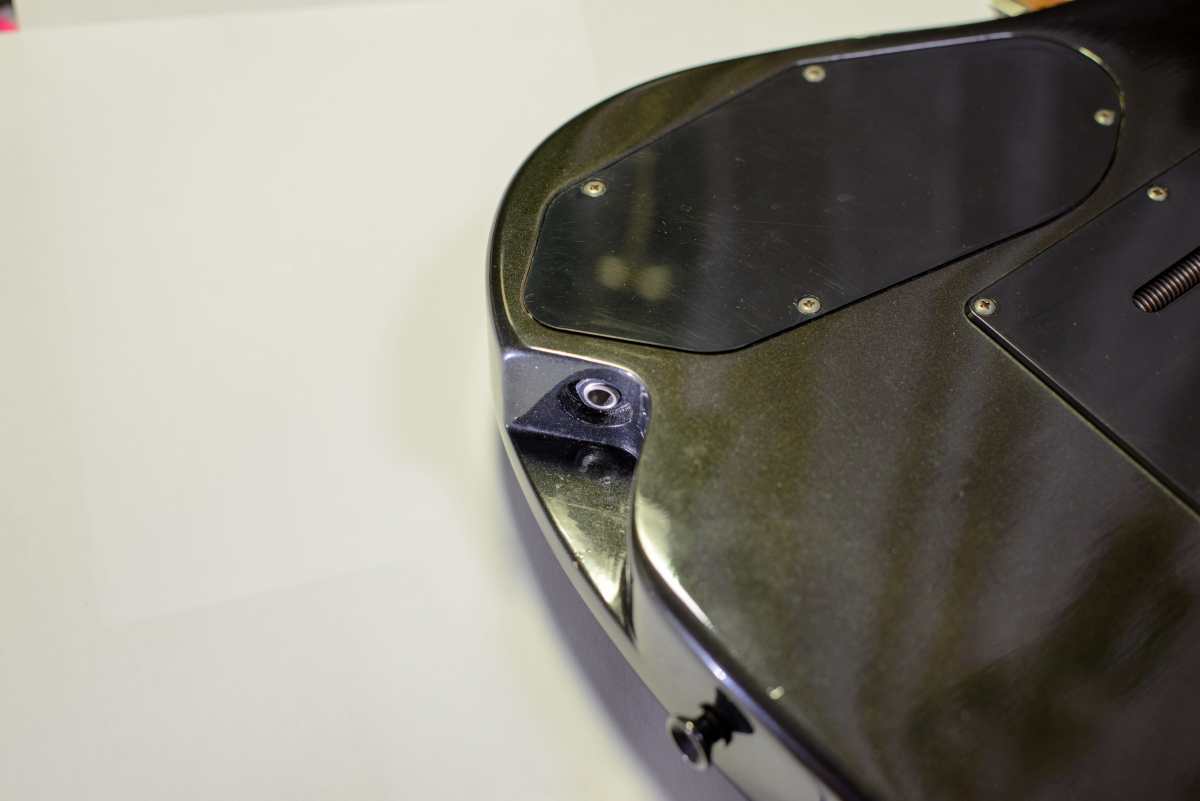 Yamaha RGX612S - The carefully designed "recessed" input jack