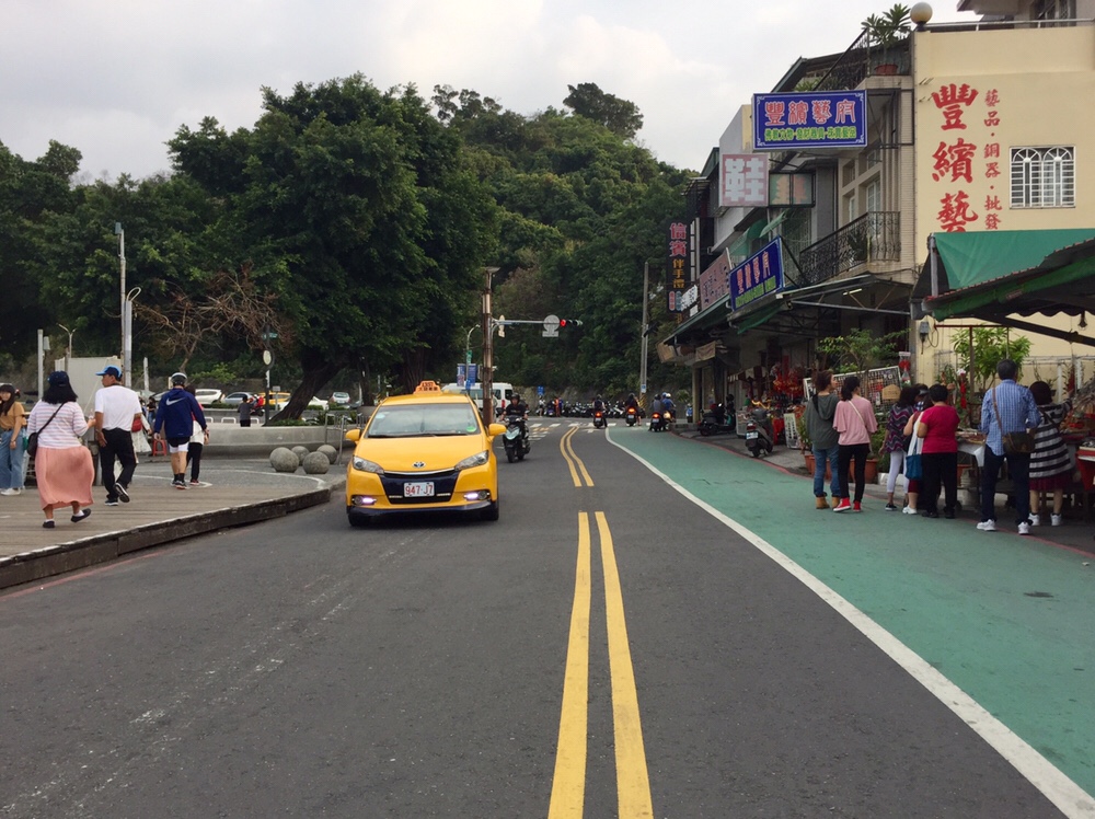 Souvenir shops along the Lianchi Tan Scenic Area