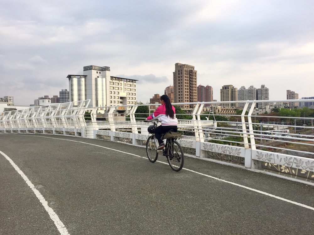 Cueihua Bicycle BridgeRiding along the Cueihua Bicycle Bridge