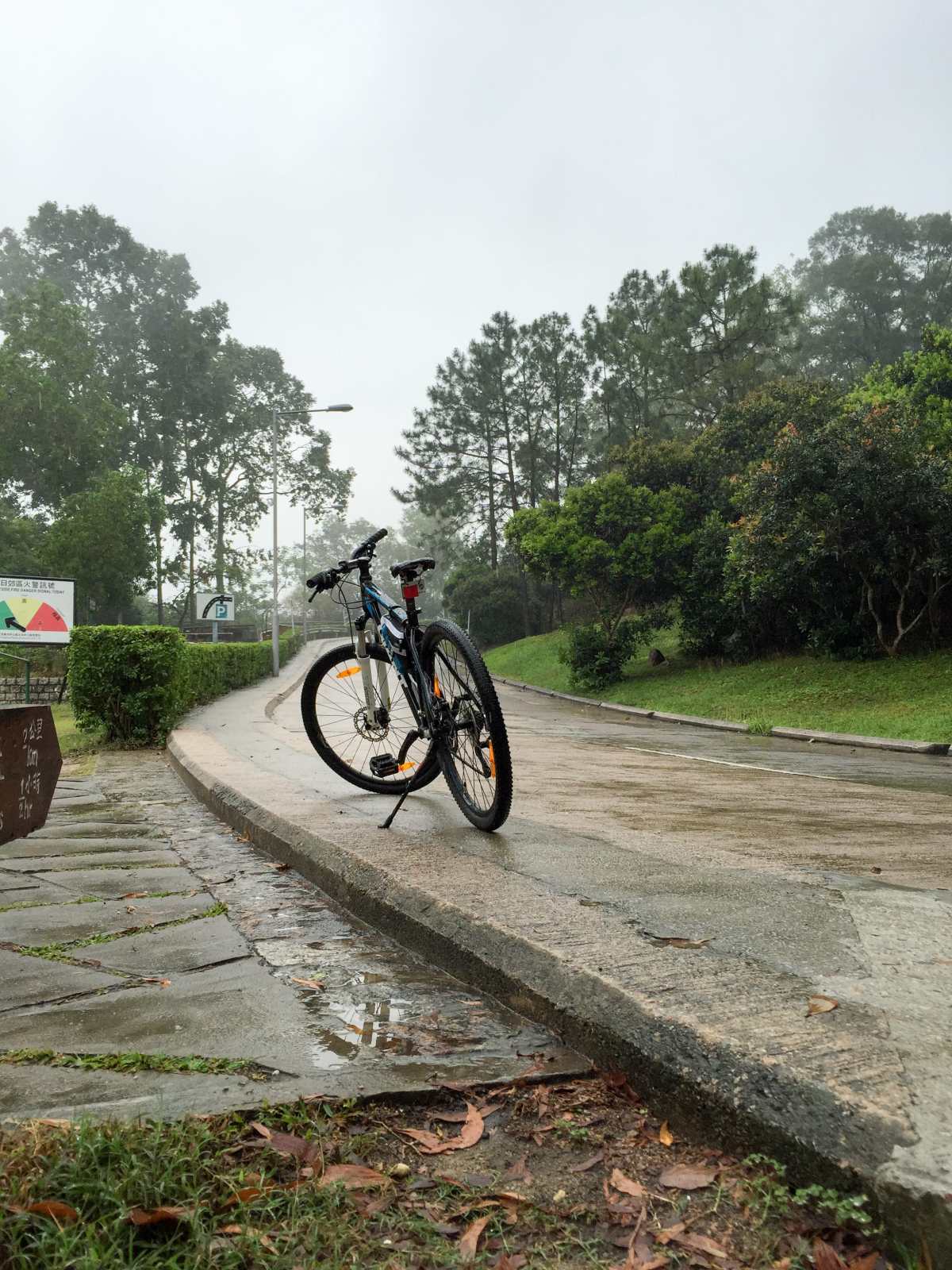 Riding along the Tai Tong Shan Road on a rainy day