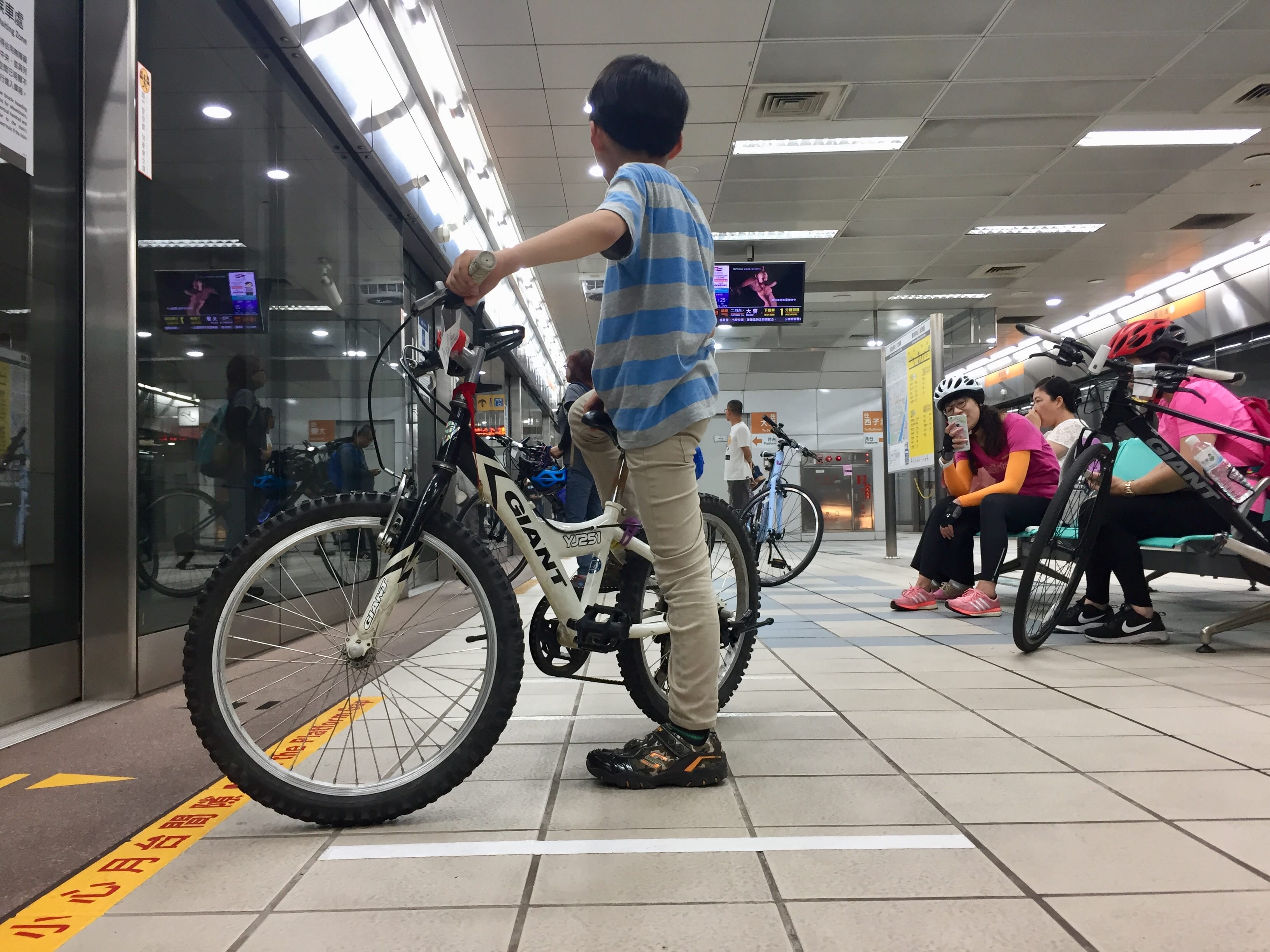 Line up at the Kaohsiung MRT platform - only in the first cabin of the train