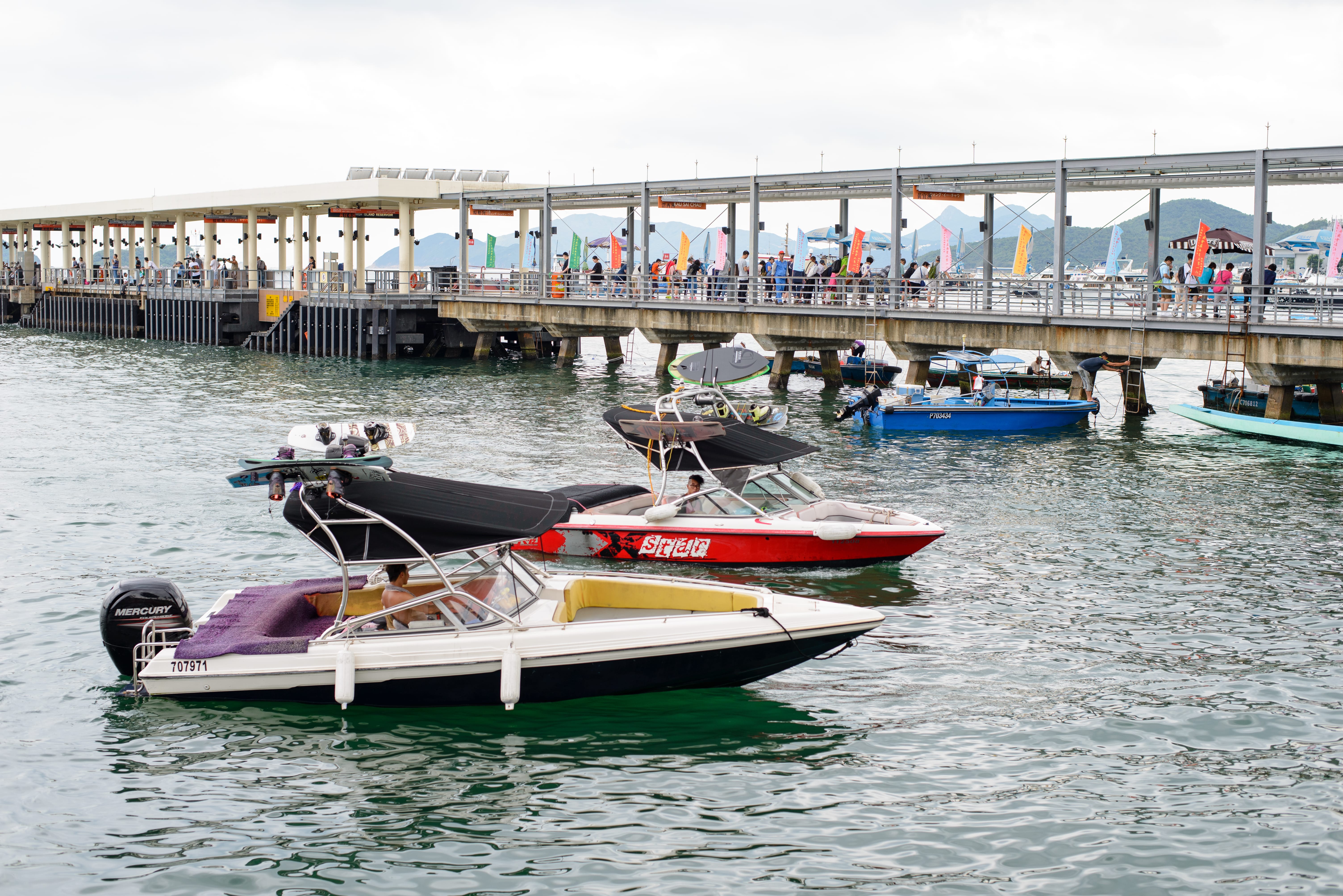 Speedboats lining up for loading of passengers
