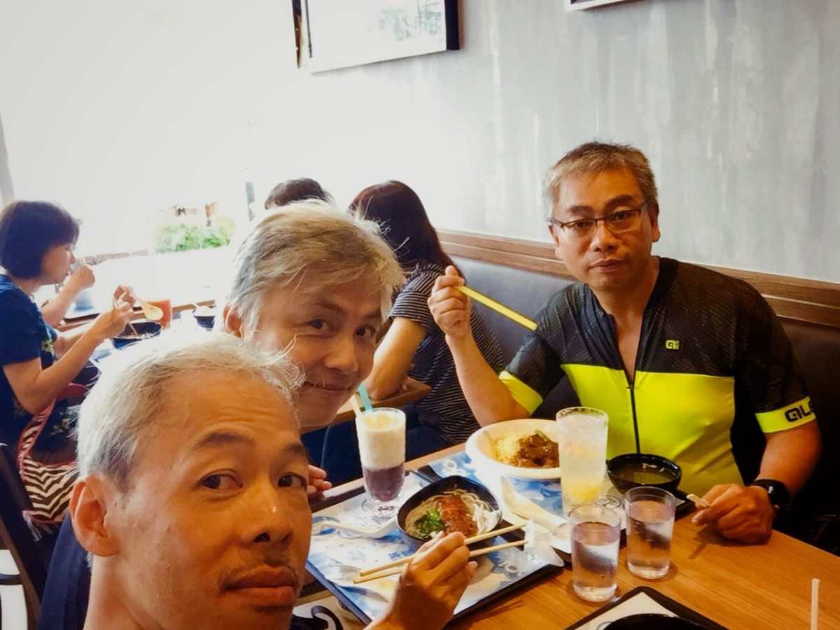 Have a relaxing lunch in Fairview Park