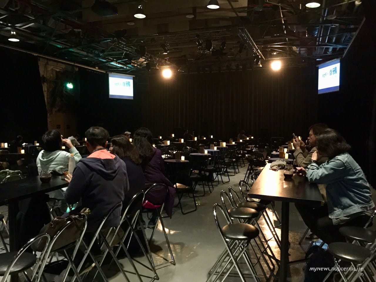 場管分為兩區，A區靠近表演台，B區在後方。