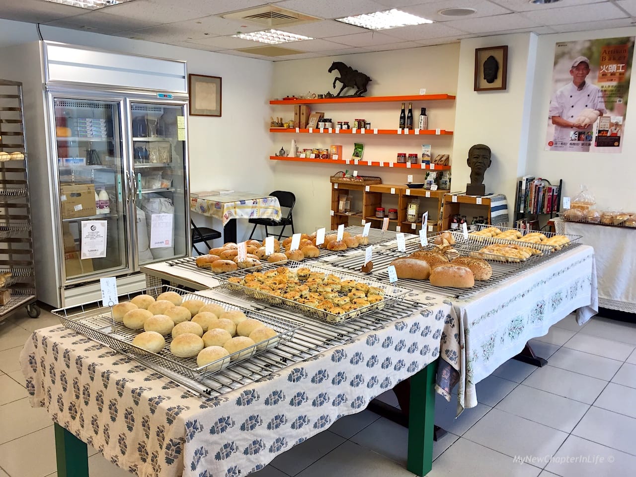 麵包簡單地放置在店內正中