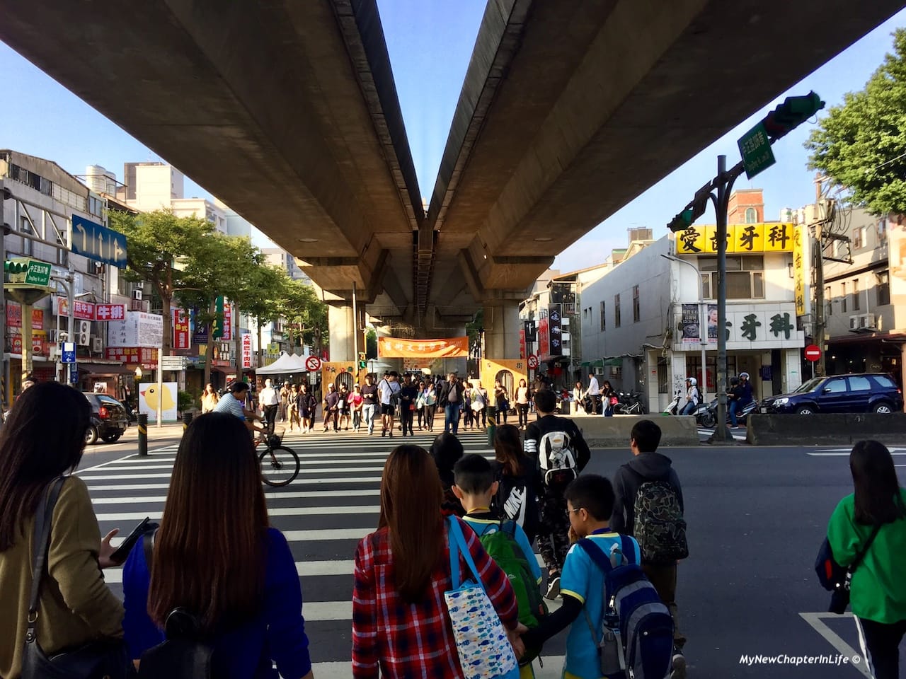 㨗運高架橋下的舊街文創市集 Gue Gei Market under the MRT Elevated Bridge