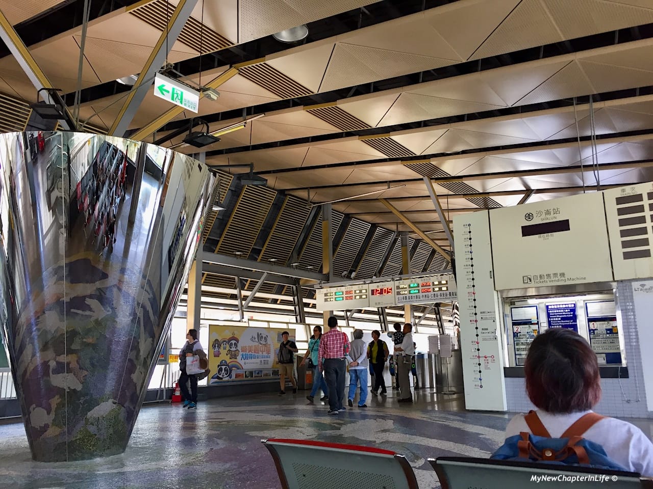 在沙崙站等待往台南市的台鐵列車 Waiting for next local train to Tainan City