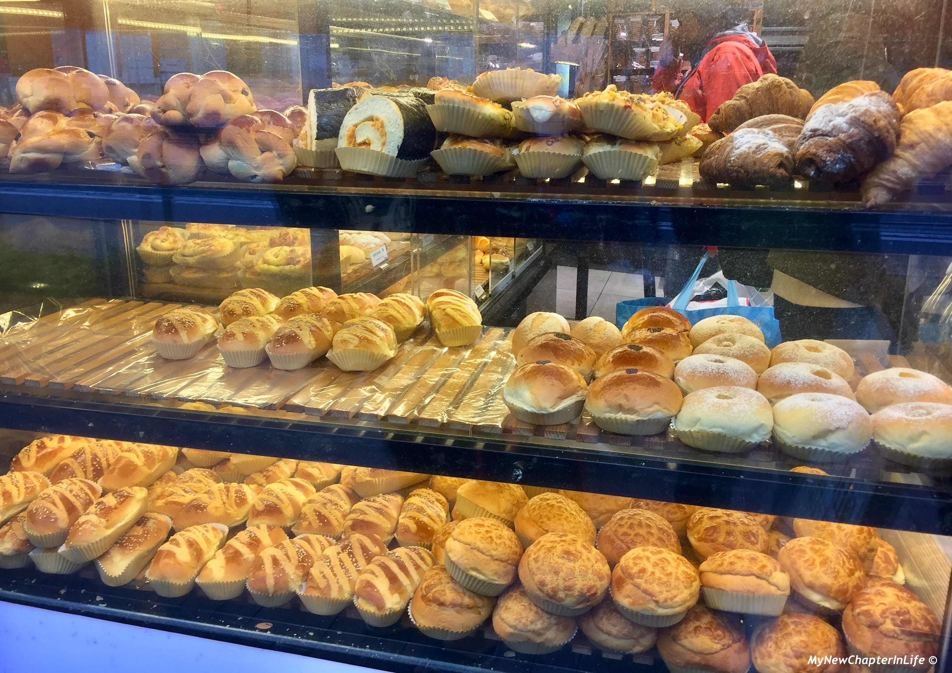 多款港式、日式和歐式麵包擠在一起 Various types of Hong Kong, Japan and European breads crowded together