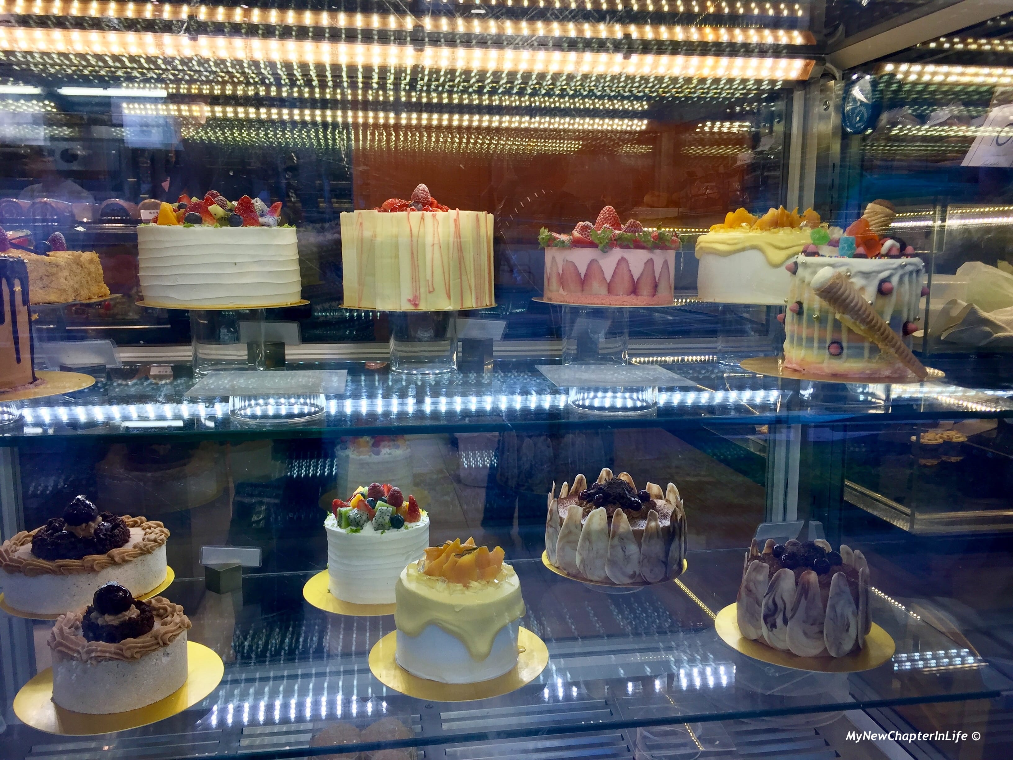 多款忌廉疍糕，份量頗大 Cream cakes are quite large in size