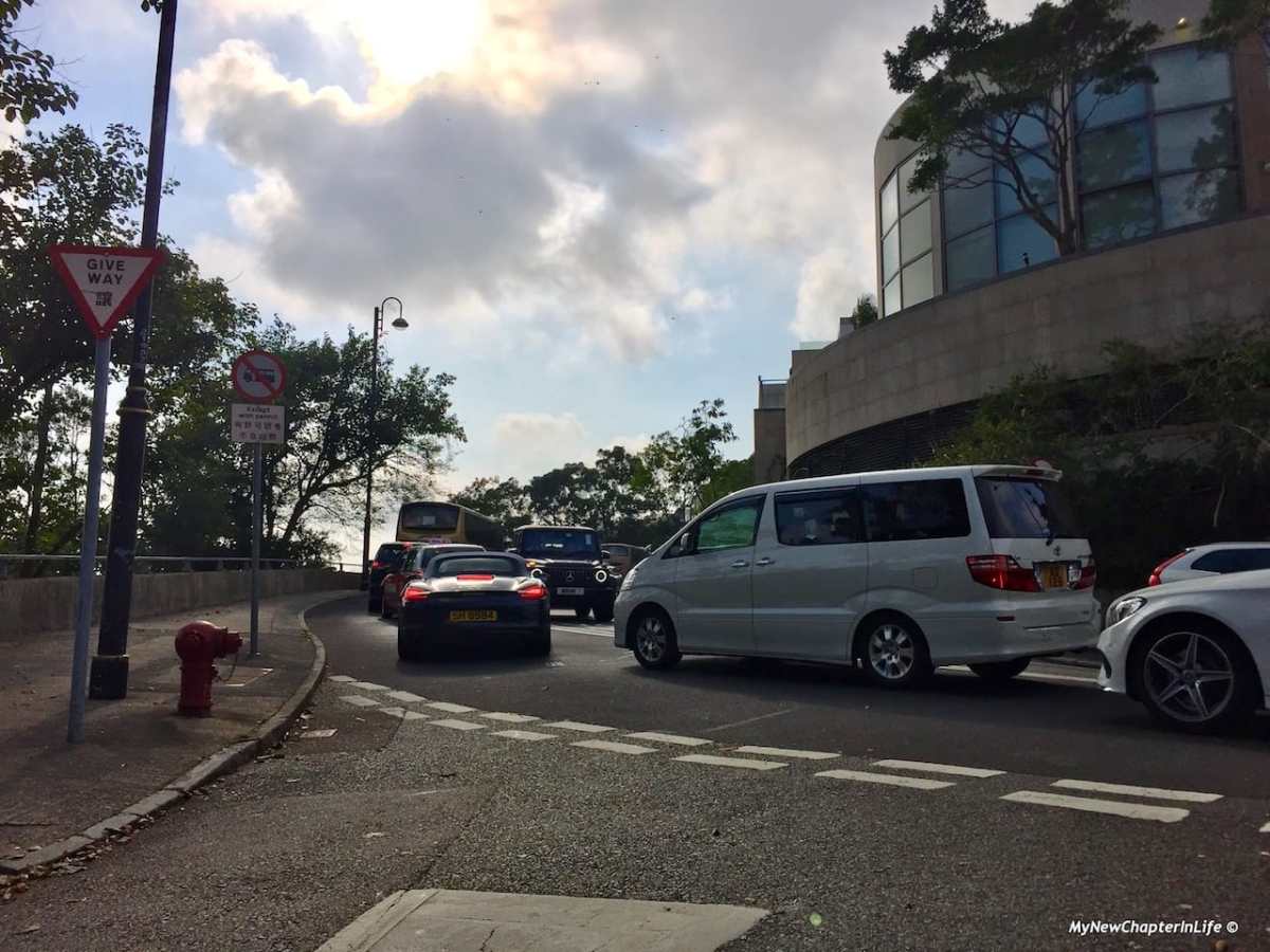 山頂道長長的車龍 Vehicles queued at the Peak Road