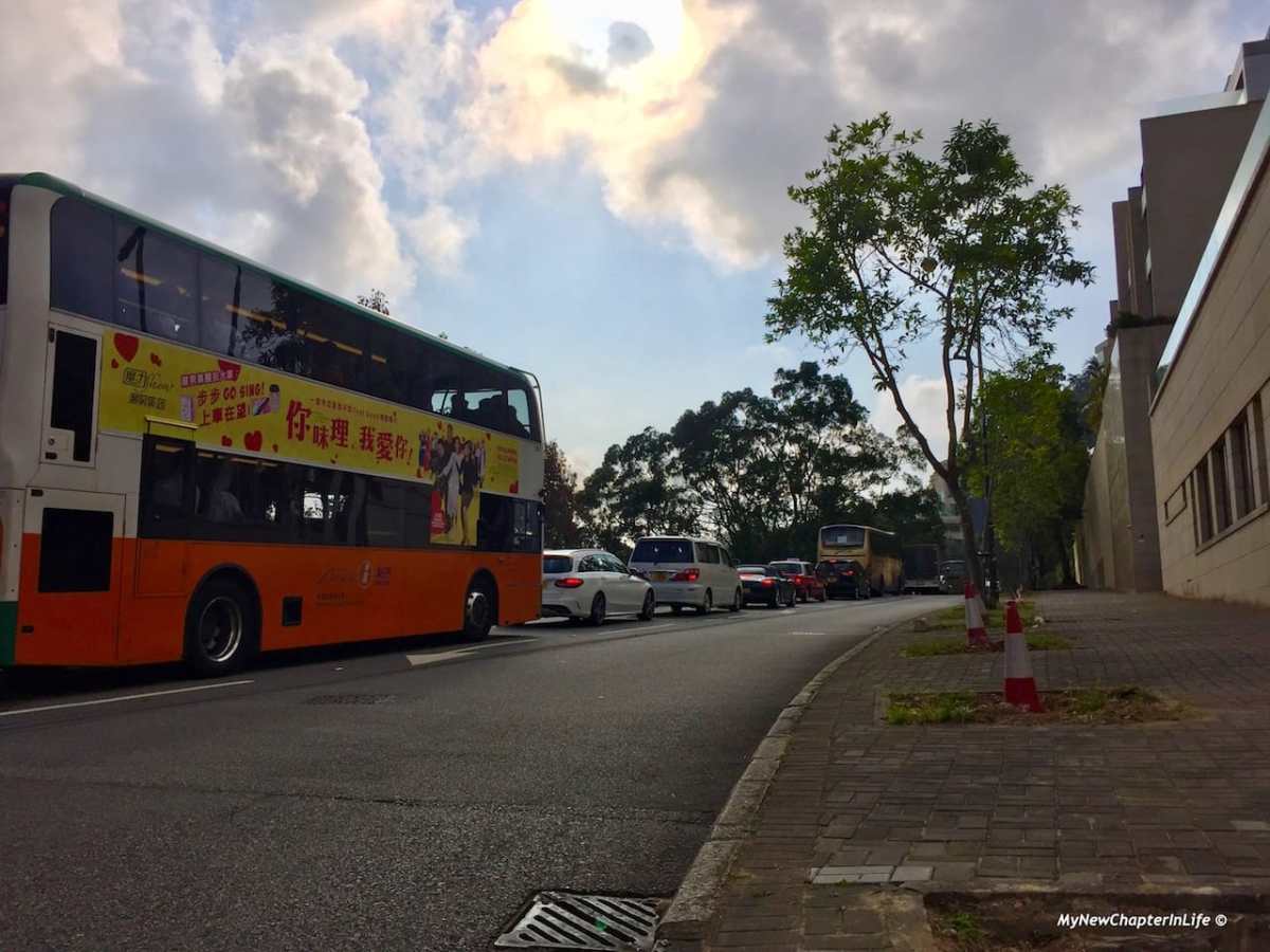山頂道長長的車龍 Vehicles queued at the Peak Road